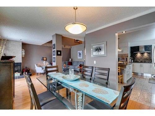 33-185 Woodridge Drive Sw, Calgary, AB - Indoor Photo Showing Dining Room