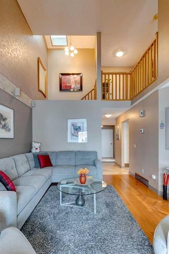 33-185 Woodridge Drive Sw, Calgary, AB - Indoor Photo Showing Living Room