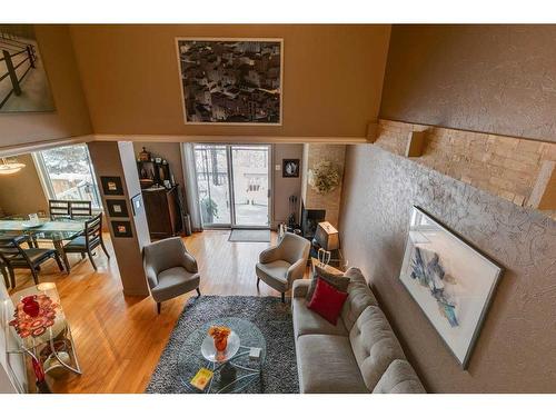 33-185 Woodridge Drive Sw, Calgary, AB - Indoor Photo Showing Living Room