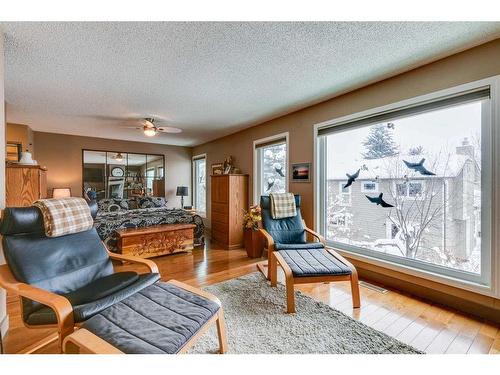 33-185 Woodridge Drive Sw, Calgary, AB - Indoor Photo Showing Living Room