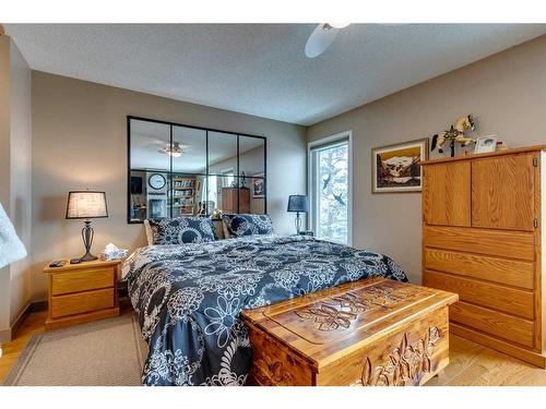 33-185 Woodridge Drive Sw, Calgary, AB - Indoor Photo Showing Bedroom