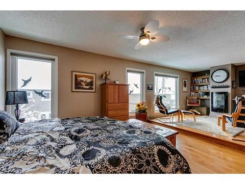 33-185 Woodridge Drive Sw, Calgary, AB - Indoor Photo Showing Bedroom