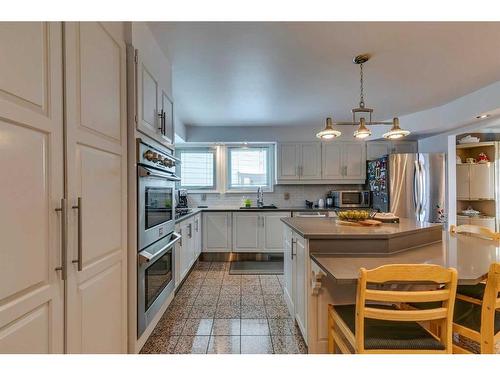 33-185 Woodridge Drive Sw, Calgary, AB - Indoor Photo Showing Kitchen