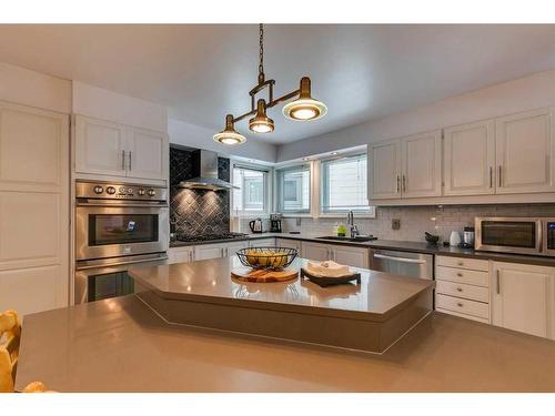 33-185 Woodridge Drive Sw, Calgary, AB - Indoor Photo Showing Kitchen