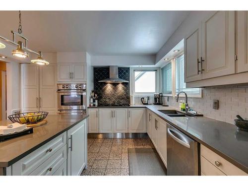 33-185 Woodridge Drive Sw, Calgary, AB - Indoor Photo Showing Kitchen With Double Sink