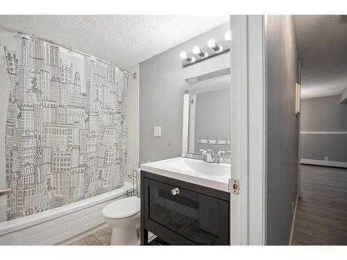 101D-5601 Dalton Drive Nw, Calgary, AB - Indoor Photo Showing Bathroom