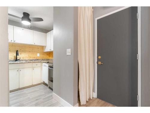 101D-5601 Dalton Drive Nw, Calgary, AB - Indoor Photo Showing Kitchen