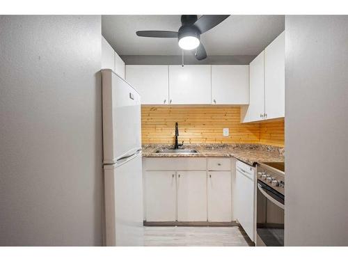 101D-5601 Dalton Drive Nw, Calgary, AB - Indoor Photo Showing Kitchen