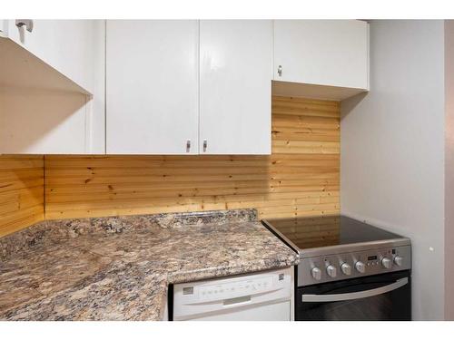 101D-5601 Dalton Drive Nw, Calgary, AB - Indoor Photo Showing Kitchen