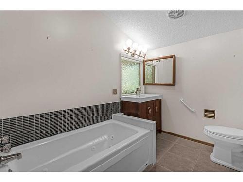 43 Pineland Close Ne, Calgary, AB - Indoor Photo Showing Bathroom