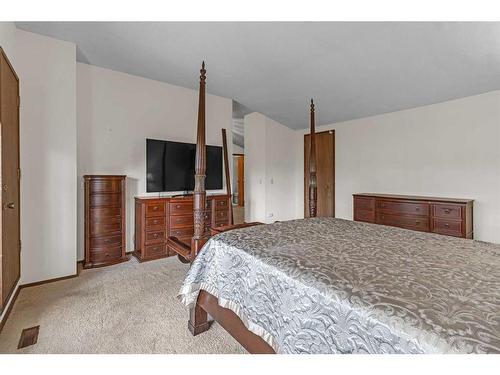 43 Pineland Close Ne, Calgary, AB - Indoor Photo Showing Bedroom