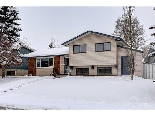 224 Queen Charlotte Way Se, Calgary, AB - Outdoor With Facade