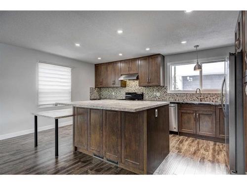 224 Queen Charlotte Way Se, Calgary, AB - Indoor Photo Showing Kitchen With Upgraded Kitchen