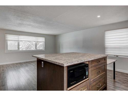 224 Queen Charlotte Way Se, Calgary, AB - Indoor Photo Showing Kitchen