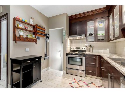 323 10 Avenue Ne, Calgary, AB - Indoor Photo Showing Kitchen With Stainless Steel Kitchen With Upgraded Kitchen