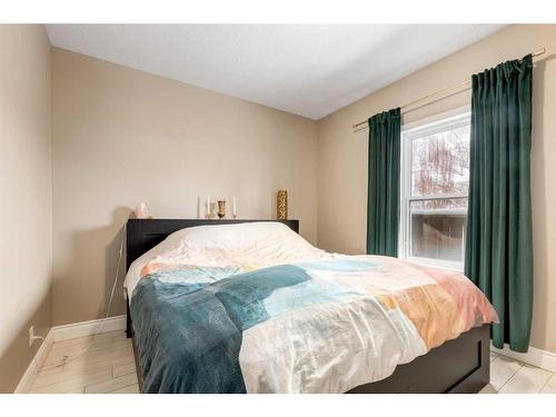 323 10 Avenue Ne, Calgary, AB - Indoor Photo Showing Bedroom