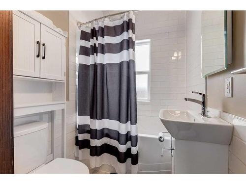 323 10 Avenue Ne, Calgary, AB - Indoor Photo Showing Bathroom