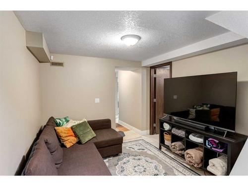 323 10 Avenue Ne, Calgary, AB - Indoor