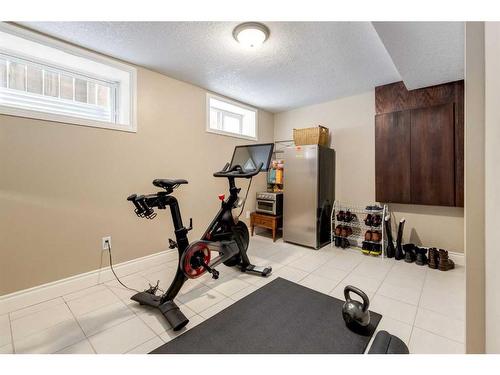 323 10 Avenue Ne, Calgary, AB - Indoor Photo Showing Gym Room