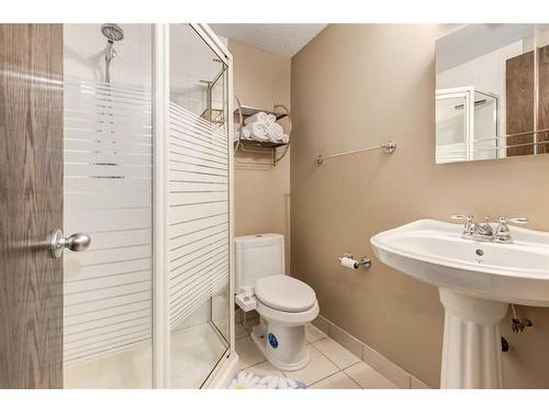 323 10 Avenue Ne, Calgary, AB - Indoor Photo Showing Bathroom