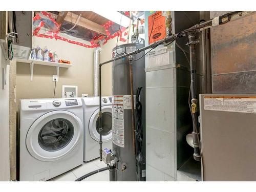 323 10 Avenue Ne, Calgary, AB - Indoor Photo Showing Laundry Room