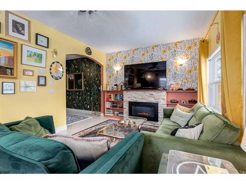 323 10 Avenue Ne, Calgary, AB - Indoor Photo Showing Living Room With Fireplace