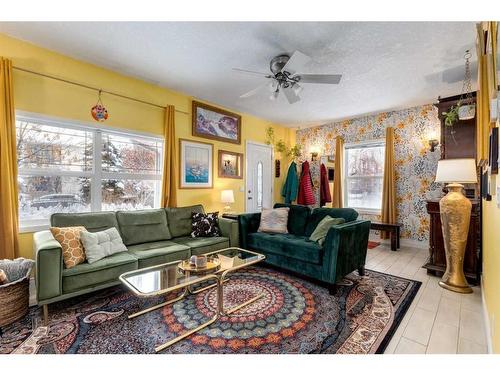 323 10 Avenue Ne, Calgary, AB - Indoor Photo Showing Living Room