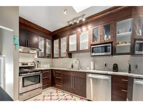 323 10 Avenue Ne, Calgary, AB - Indoor Photo Showing Kitchen With Stainless Steel Kitchen With Upgraded Kitchen