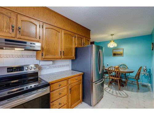 607 Whiteridge Road Ne, Calgary, AB - Indoor Photo Showing Kitchen