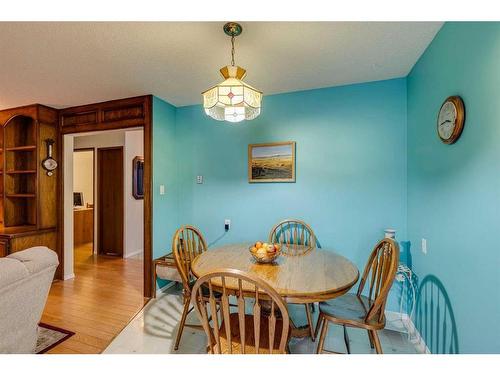 607 Whiteridge Road Ne, Calgary, AB - Indoor Photo Showing Dining Room