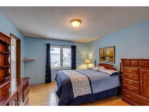 607 Whiteridge Road Ne, Calgary, AB - Indoor Photo Showing Bedroom