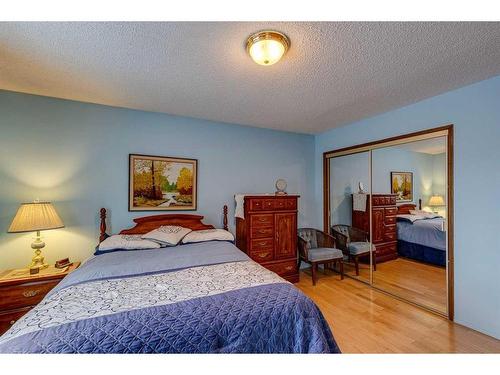 607 Whiteridge Road Ne, Calgary, AB - Indoor Photo Showing Bedroom