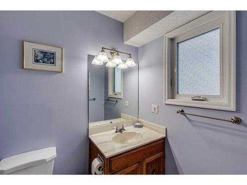 607 Whiteridge Road Ne, Calgary, AB - Indoor Photo Showing Bathroom