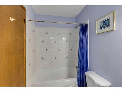 607 Whiteridge Road Ne, Calgary, AB - Indoor Photo Showing Bathroom