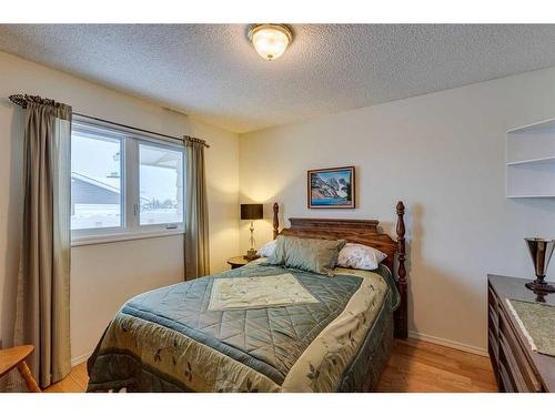 607 Whiteridge Road Ne, Calgary, AB - Indoor Photo Showing Bedroom