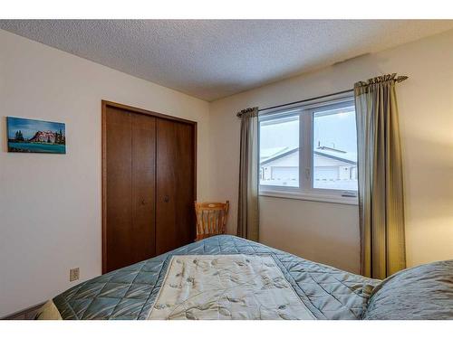 607 Whiteridge Road Ne, Calgary, AB - Indoor Photo Showing Bedroom