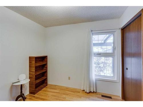 607 Whiteridge Road Ne, Calgary, AB - Indoor Photo Showing Other Room