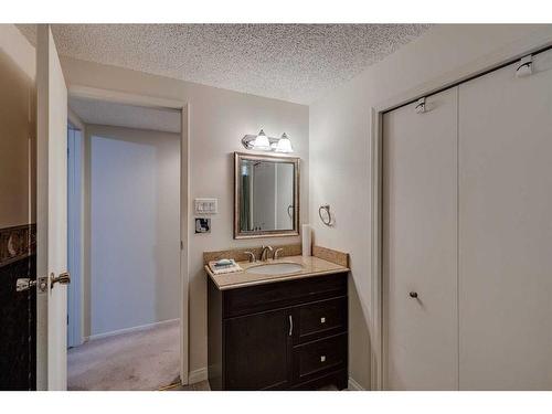 607 Whiteridge Road Ne, Calgary, AB - Indoor Photo Showing Bathroom