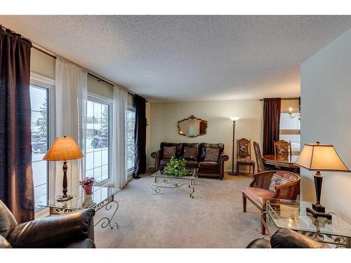 607 Whiteridge Road Ne, Calgary, AB - Indoor Photo Showing Living Room