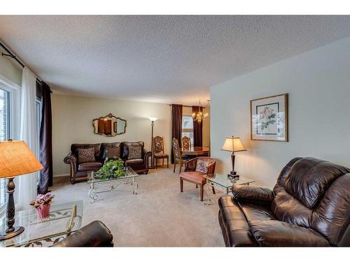 607 Whiteridge Road Ne, Calgary, AB - Indoor Photo Showing Living Room