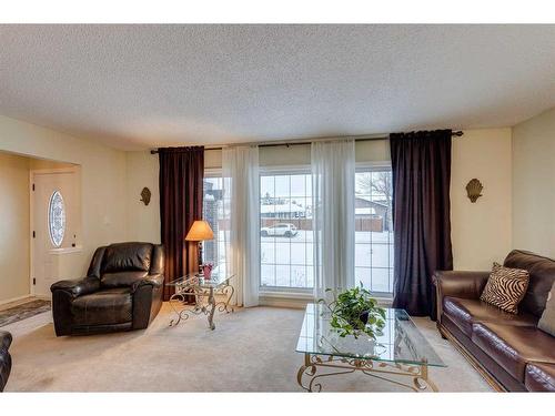 607 Whiteridge Road Ne, Calgary, AB - Indoor Photo Showing Living Room