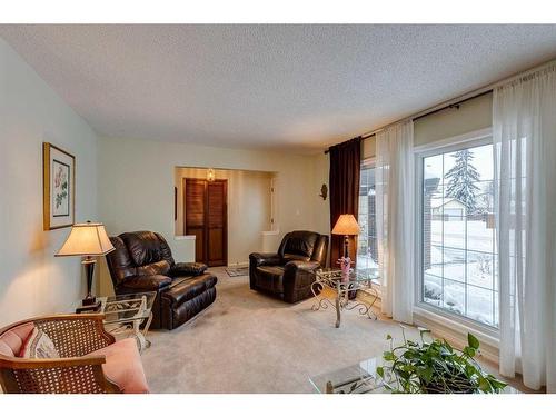 607 Whiteridge Road Ne, Calgary, AB - Indoor Photo Showing Living Room