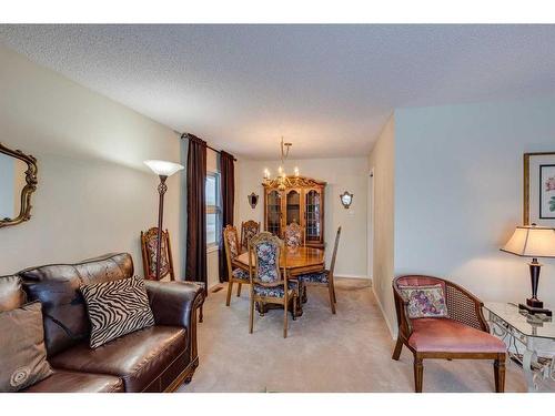 607 Whiteridge Road Ne, Calgary, AB - Indoor Photo Showing Living Room