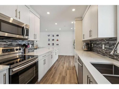 2055 33 Street Se, Calgary, AB - Indoor Photo Showing Kitchen With Upgraded Kitchen