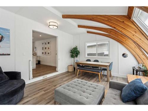 2055 33 Street Se, Calgary, AB - Indoor Photo Showing Living Room