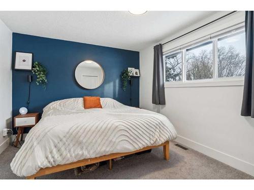 2055 33 Street Se, Calgary, AB - Indoor Photo Showing Bedroom