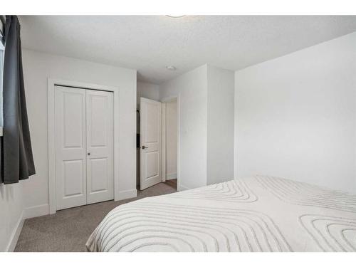 2055 33 Street Se, Calgary, AB - Indoor Photo Showing Bedroom