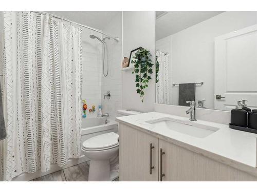 2055 33 Street Se, Calgary, AB - Indoor Photo Showing Bathroom