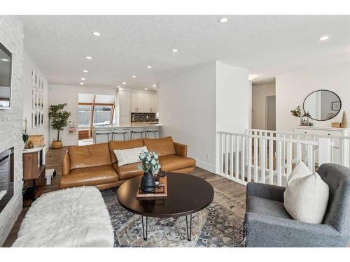 2055 33 Street Se, Calgary, AB - Indoor Photo Showing Living Room