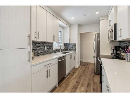 2055 33 Street Se, Calgary, AB - Indoor Photo Showing Kitchen With Upgraded Kitchen